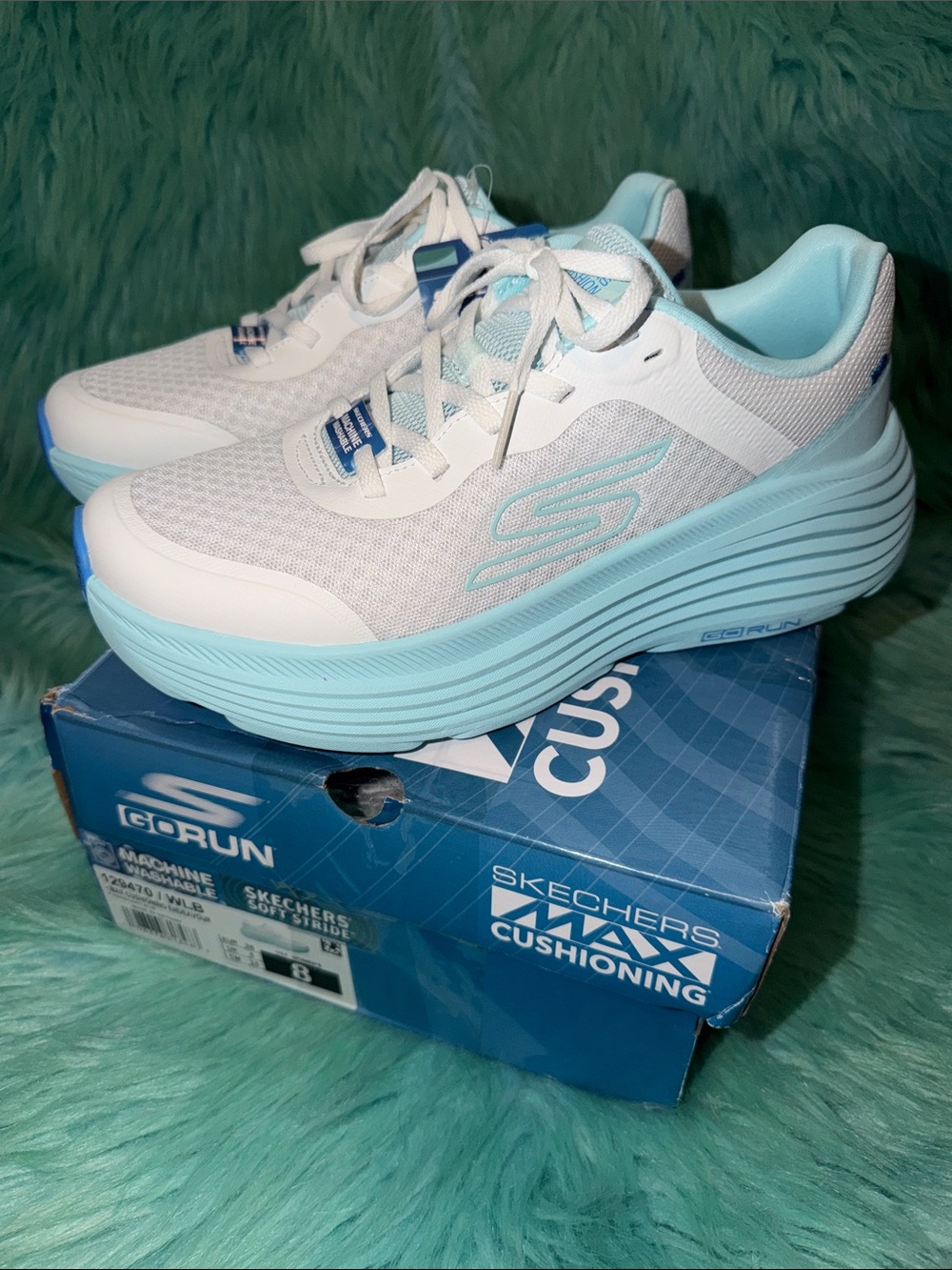NIB Skechers Women's 8 GORUN Soft Stride Max Cushioning Endeaver White & Blue